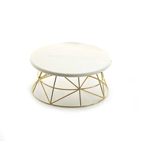 Support à gâteau en métal de fabricant fiable pour la présentation de gâteaux d'occasions spéciales, rehaussant la célébration grâce à un travail métallique décoratif