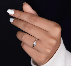 Anillo de Compromiso con Diamante Cultivado en Laboratorio de 0.53CT, Tres Piedras, VVS2, Certificado IGI, Oro Blanco de 14K, Bañado en Rodio, Anillo de Boda, Venta al Por Mayor - Product Image 5