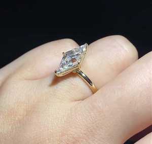 Anillo de Diamante con Corte en Forma de Rombo, 2.01CT, Cultivado en Laboratorio, con Oro Amarillo de 14k, Regalo de Aniversario o Promesa para Pareja - Product Image 5