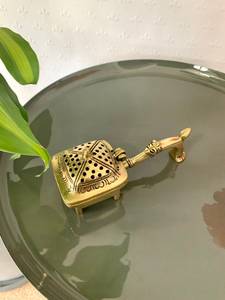 Quemador de incienso de latón con cúpula perforada y asa curva, uso religioso, difusor de aromaterapia decorativo para todas las estaciones - Product Image 4