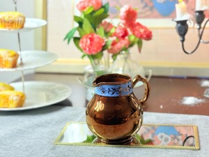Pichet vintage en cuivre avec bande florale bleue, carafe à eau en métal durable pour boissons, idéal pour offrir - Product Image 4