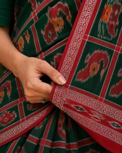Exquisito Saree de Algodón Tejido a Mano Verde y Rojo con Motivo de Cuadrícula Pasapalli Patola Ikat y Borde Rojo, Tradicional para Bodas y Fiestas Indias - Product Image 4
