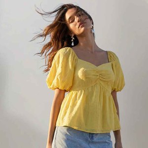 Haut court jaune à manches bouffantes pour femme, col carré, froncé, coupe ample, 100 % coton, style Prairie Chic estival - Product Image 2
