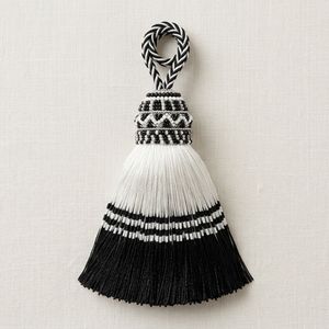 Épingle de sûreté décorative de luxe personnalisée avec pompon perlé, design en tissu tricoté, application pour vêtements, revêtement OEM sur mesure - Product Image 1