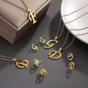 Conjunto <span class=keywords><strong>de</strong></span> Collar y Pendientes Delicados con 26 Letras, Joyería <span class=keywords><strong>de</strong></span> Titanio para Hombre, Acero Inoxidable, Resistente al Deslustre, Colgante con Iniciales Doradas para Mujer - Product Image 3