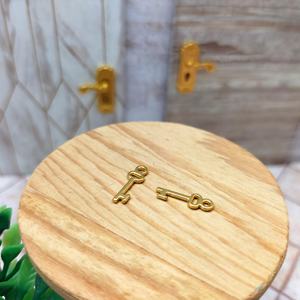 Accessoires pour maison de poupée miniature, poignée de porte dorée luxueuse en métal et clé, mini jouet qui capture parfaitement l'élégance du style classique - Product Image 4