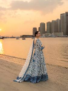 ชุดเดรส Anarkali ปักลายดอกไม้สีขาวและน้ำเงินสุดหรูสำหรับผู้หญิง – ชุดเดรสออกงานยาวดีไซน์เนอร์ - Product Image 3