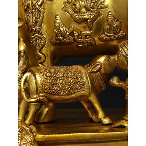 Escultura Vastu de latón de 15 pulgadas de vaca y becerro con estatua de latón elegante de bebé Krishna y pavo real - Product Image 2
