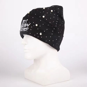 Bonnet en tricot tendance orné de pierres brillantes, bonnet d'hiver confortable en tricot avec accent en strass glamour - Product Image 2