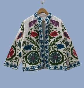 Veste en coton brodée Suzani pour femmes, motif floral, bordure brute, manteau d'hiver, vêtement d'extérieur bohème - Product Image 1