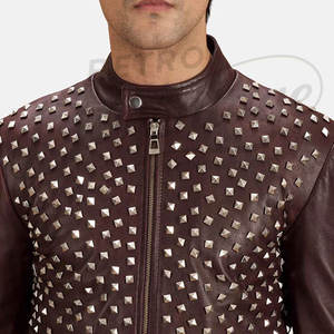 แจ็คเก็ตหนังแท้สีแดงเบอร์กันดีประดับหมุด สไตล์พังก์ร็อก ทรงเข้ารูป สำหรับผู้ชาย งานแฮนด์เมดสุดเท่ เหมาะสำหรับงานปาร์ตี้ - Product Image 1