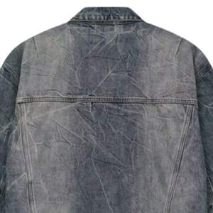Veste en jean vintage pour homme avec un design élégant, un tissu durable et des détails de boutons classiques pour un look décontracté moderne - Product Image 4