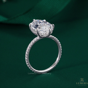Bague de luxe en or avec diamant de laboratoire ovale taille étagée exquise, halo micro-pavé dissimulé, profil panier ouvert et bande pavée brillante - Product Image 6