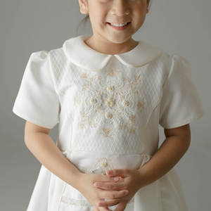 ชุดเดรสเด็กสไตล์วินเทจสำหรับฤดูใบไม้ผลิ รุ่นอลาน่า: ชุดราตรีสีขาวคุณภาพสูงแบบเจ้าหญิง งานปักมือด้วยลูกไม้ - Product Image 3