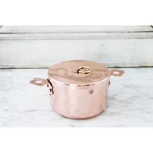 หม้อตุ๋นทองแดงตีลายพิเศษสำหรับคริสต์มาส พร้อมฝาปิดสแตนเลสสตีลหรูหราเคลือบทอง ขนาดเส้นผ่านศูนย์กลาง 33 ซม. ใช้กับเตาอบได้ เหมาะสำหรับเทศกาล อีดมูบารัค - Product Image 1