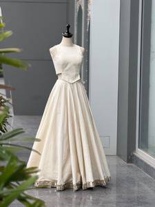 Lehenga Choli de Gasa Crema, Largo hasta el Suelo, Reversible, con Estampado Bandhej y Lentejuelas, Ropa Étnica para Mujer, para Bodas - Product Image 4