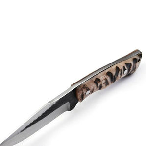 Cuchillo de caza de acero inoxidable con hoja de punta caída, borde serrado, mango marrón, grado industrial, para uso en exteriores. - Product Image 4