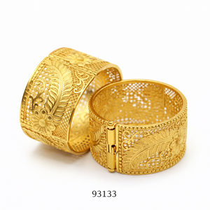 เครื่องประดับหรูหรา MOLL JEWELLERS กำไลข้อมือผู้หญิงชุบทอง 24K ประดับเพชรซิร์คอน ดีไซน์ดอกไม้ทันสมัย แบบกว้าง ลวดลายฉลุละเอียดอ่อน - Product Image 2