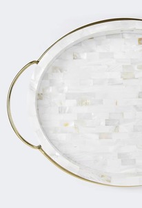 Bandeja ovalada hecha a mano con diseño minimalista de mosaico de conchas y asas de metal, diseño contemporáneo para decoración del hogar. - Product Image 6
