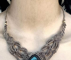 Collier pendentif en macramé fait main avec perles |   Bijoux en cristal de guérison bohème avec chaîne en alliage de cuivre et de zinc - Cadeau d'anniversaire - Product Image 3