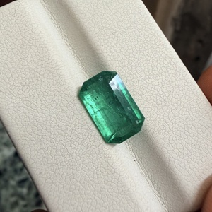 Émeraude Naturelle Zambienne 3,14 Carats Vert Vif Taille Échelle Pierre Précieuse Libre 11,8x7,5x4,5MM pour Fabrication de Bijoux Fins Vente en Gros - Product Image 4