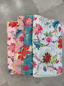 Cubrecama de Algodón Kantha Hecho a Mano por Artesanos Indios con Estampado de Bloques Vintage y Acolchado Fino para Espacios de Vida de Lujo Diario - Product Image 1