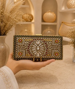 Pochette en laiton Kundan faite à la main, plaquée or, pour soirée, avec fermoir à boucle orné de diamants, forme personnalisée par F S International - Product Image 6
