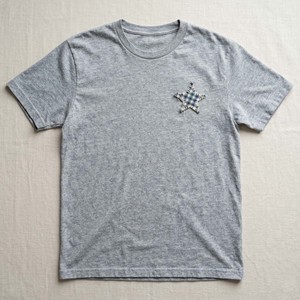 เสื้อยืดผู้ชายแบบสั่งทำ OEM คุณภาพสูง ผ้าฝ้ายหวีสีเทา สไตล์วินเทจ สตรีทแวร์ พร้อมลายปักดาวขอบดิบ - Product Image 1