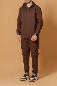 Ensemble de survêtement décontracté pour homme en molleton épais 100% coton, avec logo personnalisé sur le devant, comprenant un sweat à capuche marron oversize et un pantalon cargo jogger, chaud et uni pour l'hiver - Product Image 1