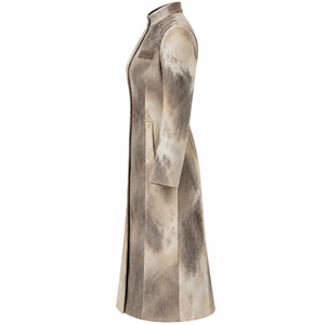 Manteau long en fourrure de vachette beige taupe mouchetée pour femme, col montant à boutons-pression dissimulés, fabrication OEM, fournisseur personnalisé - Product Image 4
