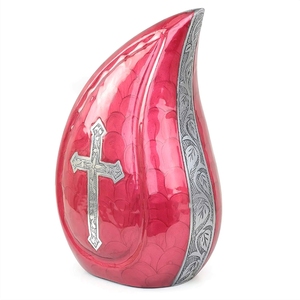 Grâce de la Foi : Urne funéraire artisanale en forme de goutte de sang rouge avec croix sacrée en argent soigneusement sculptée et finition texturée polie - Product Image 1