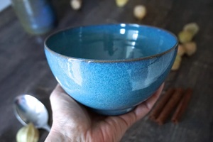 Bol à soupe en céramique émaillée turquoise vibrant, design incurvé profond, intérieur lisse, durable, sans danger pour les aliments, idéal pour des repas quotidiens élégants - Product Image 4