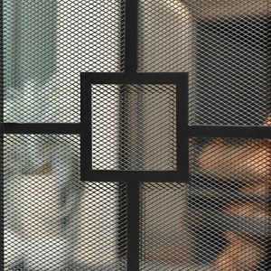 Protector de Chimenea Metálico Monarch Grid, Cuatro Paneles Plegables, Malla Fina, Protector de Chispas, Protector de Chimenea Independiente, Acabado Negro - Product Image 2