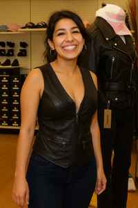 Gilet ajusté en cuir véritable pour femme avec fermeture éclair – Veste sans manches élégante et chic - Product Image 4