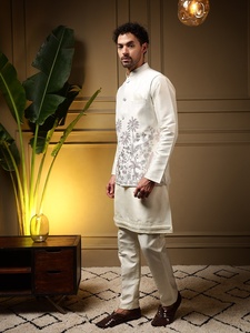 Ensemble Koti Kurta Pajama en soie blanche pour homme avec broderie, coupe classique, style traditionnel indien pakistanais, longueur genou, tenue de mariage - Product Image 2