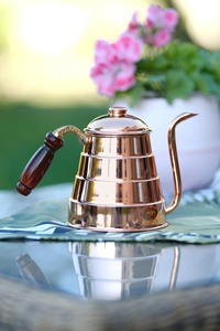Théière en cuivre de style artisanal classique avec bec verseur incurvé, poignée décorative en cuivre, couvercle supérieur intégré et corps large et arrondi - Product Image 2