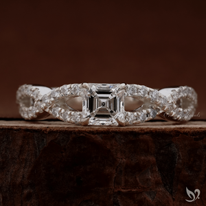 แหวนเพชรทรง Asscher 0.5 กะรัต ฝังเพชรแบบ Pave วงแหวนบิดเกลียว รับรองโดย IGI ทองคำขาว 10K แหวนหมั้น - Product Image 1