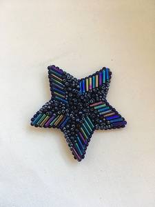 Broche Artesanal Tradicional con Cuentas Bordadas, Motivos Decorativos y Artesanía Refinada - Product Image 1