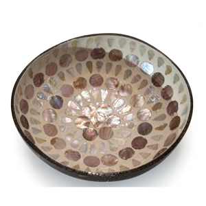 Bol artisanal en coquille de noix de coco avec motif sculpté, matériau éco-responsable, texture lisse et polie pour cuisines élégantes - Product Image 1