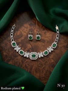 Conjunto de Collar y Aretes de Oro con Incrustaciones de Kundan y Perlas, Joyería de Boda para Mujer, Estilo Clásico, Diseño Geométrico - Product Image 1