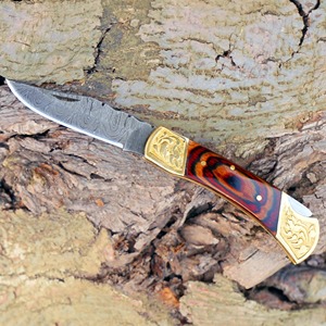 Couteau pliant en acier damas forgé à la main avec un talon en laiton gravé et une poignée en bois - Product Image 3