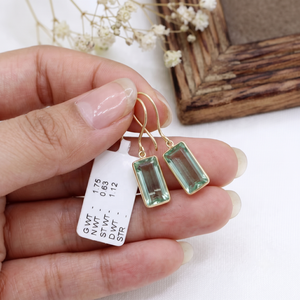 Pendientes de Oro Amarillo de 18k con Turmalina Verde Natural Rectangular en Engaste de Bisel, Joyas Memoria, Venta al Por Mayor - Product Image 2