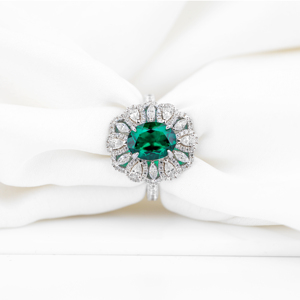 Bague de fiançailles ovale en or 18 carats avec émeraude et halo de diamants, motif floral, bijou de luxe, cadeau pour elle - Product Image 1