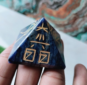 Pyramide en cristal de Sodolite naturelle gravée, symbole religieux et culturel japonais, pierre de guérison Reiki, décoration de la maison - Product Image 3