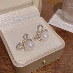Pendientes de Perlas Unisex con Baño de Oro Rosa de 18K y Lazo de Diamantes, Estilo Elegante para Uso Diario, Regalo para Bodas, Fiestas y Compromisos - Product Image 2