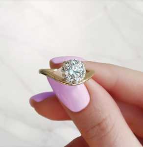 Anillo de banda curva con diamante solitario de corte redondo para mujer, 1.5 quilates, cultivado en laboratorio IGI, con oro sólido de 18 quilates, regalo sorpresa para amantes - Product Image 3