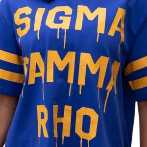 Camiseta Oversize Sigma Gamma Rho para Mujer, Azul y Dorado, con Gráfico de Hermandad Griega, Estilo Casual Urbano - Product Image 3