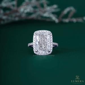 Anillo de Compromiso de Lujo con Diamante Cultivado en Laboratorio con Certificación IGI, Corte Cojín, Halo y Banda con Micro Pavé, Chapado en Oro de 9/10/14/18K para Mujer - Product Image 1