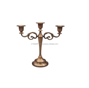 Candélabre en métal peint en blanc pour décoration de mariage shabby chic avec un design d'ambiance romantique aux chandelles - Product Image 4