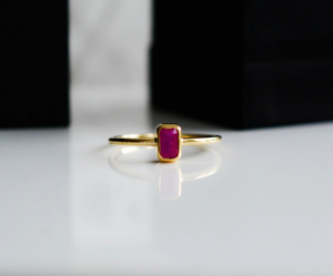 Anillo Apilable Minimalista de Oro Sólido Amarillo de 14K con Rubí Natural Corte Esmeralda y Gema de Rubí Solitaria - Product Image 3